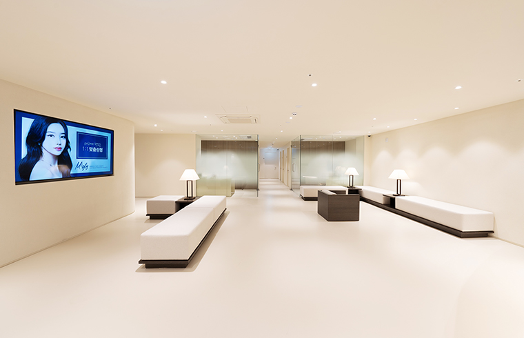 MIGHTY 整形外科 · interior